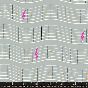 Peut inclure: Motif répétitif de frettes de guitare blanches sur fond gris, avec des éclairs roses et de petits points orange. Le texte "RUBY STAR SOCIETY" est en bas du motif.