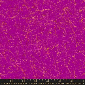 Peut inclure: Un tissu magenta vif avec un motif texturé de fines lignes jaune doré dispersées sur la surface. Les lignes semblent être placées au hasard, créant un design dynamique et abstrait. Le tissu est de Ruby Star Society.