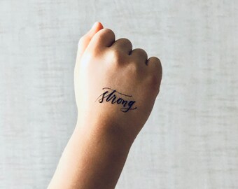 Lot de 5 tatouages temporaires de calligraphie « Strong » Tattly 1,5 po.