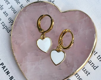 Pendientes de corazón blanco, pendientes Huggie con encanto de esmalte, pendientes de corazón chapados en oro, pendientes delicados minimalistas, lindas joyas de moda para mujeres