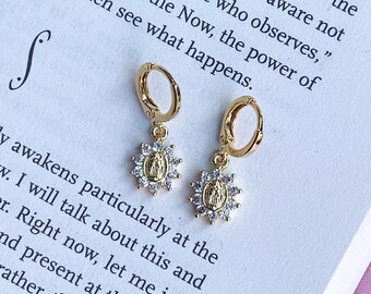 Pendientes Madre María, Pendientes Huggie Virgen María de Cristal, Pendientes chapados en oro, Pendientes delicados, Linda joyería de moda para mujeres