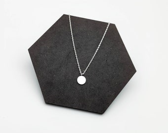 Delicate necklace with disc pendant - brushed - filigree - simple - stainless steel - silver - gold - rose gold plated