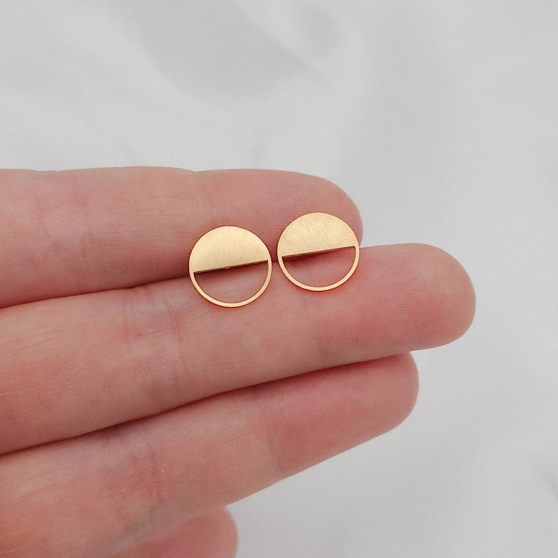 1 pair of simple ear studs-geometric-filigree-stainless steel-gold-brushed-matt-circle image 3