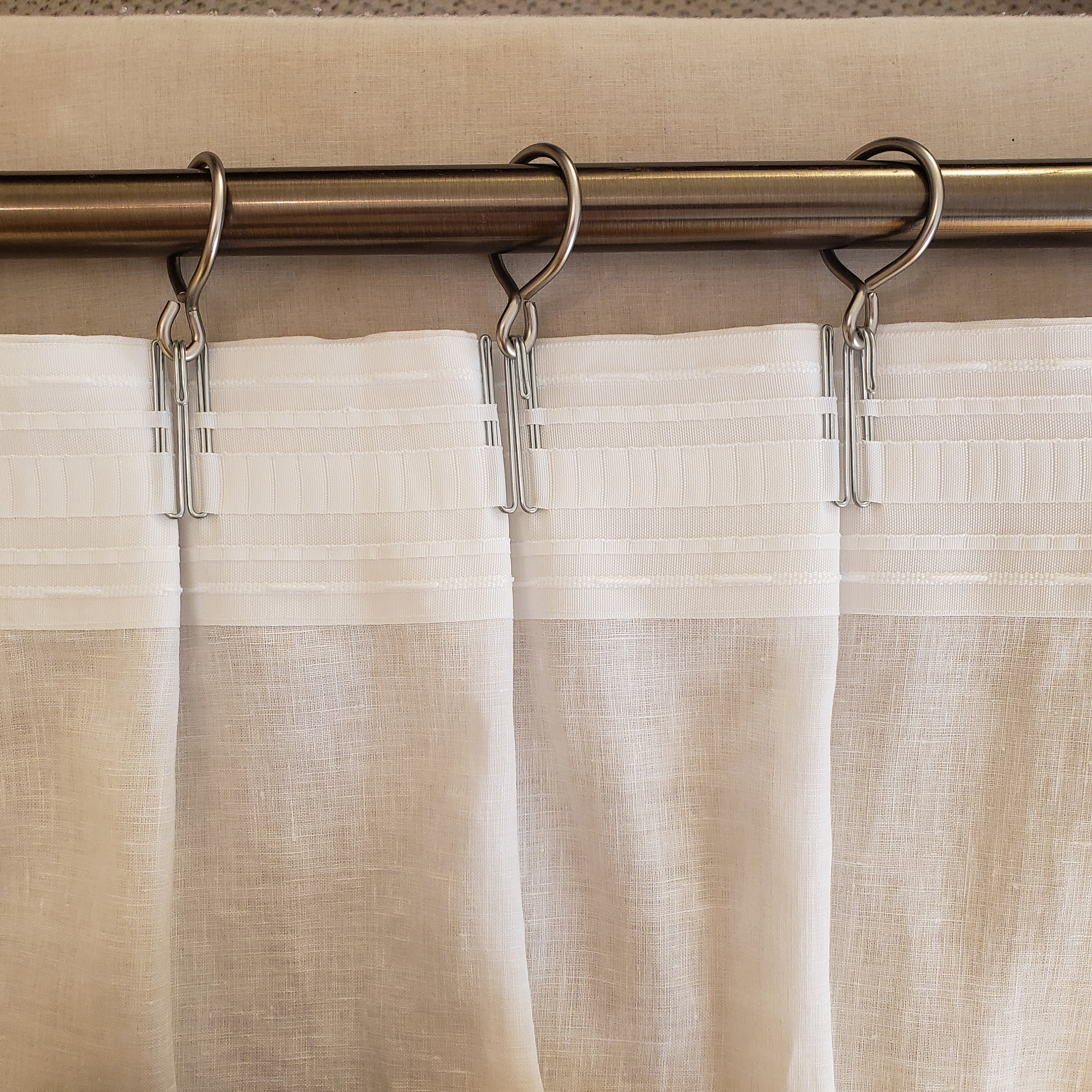  Ganchos plisados para cortina de acero inoxidable, paquete de  60 ganchos y pasadores para cortinas plisadas, 4 puntas, ganchos plisados  para ventana, puerta y baño, color blanco : Hogar y Cocina
