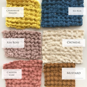 Puede incluir: Seis muestras de tela en diferentes colores y texturas. Las muestras est&aacute;n dispuestas en dos filas de tres. La fila superior incluye Amarillo Chartreuse, Azul Mar y Avena. La fila inferior incluye Rosa Ceniza, Arcilla Ca&ntilde;&oacute;n y Mostaza.