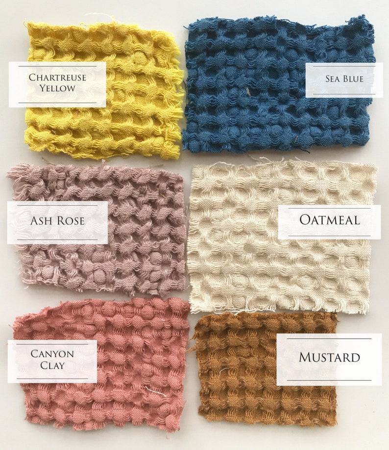 Puede incluir: Seis muestras de tela en diferentes colores y texturas. Las muestras est&aacute;n dispuestas en dos filas de tres. La fila superior incluye Amarillo Chartreuse, Azul Mar y Avena. La fila inferior incluye Rosa Ceniza, Arcilla Ca&ntilde;&oacute;n y Mostaza.