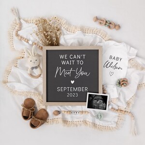Puede incluir: Anuncio de beb&eacute; en dise&ntilde;o plano. Un tablero de letras gris dice "We can't wait to meet you September 2023". Un body blanco dice "Baby Wilson". Hay zapatos de beb&eacute;, una ecograf&iacute;a y juguetes de madera.