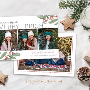 K&ouml;nnte beinhalten: Eine Weihnachtskarte mit einem Aquarelldesign aus Stechpalme und Beeren. Die Karte zeigt eine Fotocollage einer Familie mit dem Text "May your days be Merry + Bright" und "The Williamson Family" mit den Namen der Familienmitglieder und dem Jahr 2021. Die Karte enth&auml;lt auch den Text "Edit yourself, no software needed!"