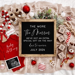 Puede incluir: Un anuncio de embarazo con tem&aacute;tica navide&ntilde;a con un mameluco rojo que dice "Baby Anthony" y un letrero de pizarra que dice "The More The Merrier We've Got An Extra Special Gift On The Way! Due To Arrive July 2024".