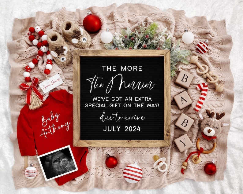 Puede incluir: Un anuncio de embarazo con tem&aacute;tica navide&ntilde;a con un mameluco rojo que dice "Baby Anthony" y un letrero de pizarra que dice "The More The Merrier We've Got An Extra Special Gift On The Way! Due To Arrive July 2024".