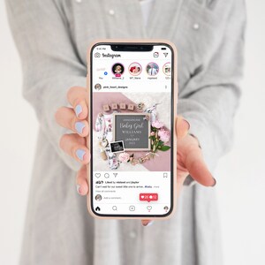 Puede incluir: Una publicaci&oacute;n de Instagram anunciando la llegada de una ni&ntilde;a. La publicaci&oacute;n presenta un letrero de pizarra con el texto "Anunciando Beb&eacute; Ni&ntilde;a Williams Enero 2023" rodeado de flores rosas, un body de beb&eacute; y bloques de madera que deletrean "Beb&eacute;".