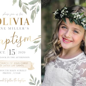 Puede incluir: Una invitaci&oacute;n de bautismo con un dise&ntilde;o floral de acuarela y letras doradas. La invitaci&oacute;n dice "Por favor, &uacute;nase a nosotros para el bautismo de Olivia Jane Miller, el 15 de octubre de 2020, a las 4 de la tarde, en la Iglesia de Jesucristo de los Santos de los &Uacute;ltimos D&iacute;as, 34 South Main Street, Provo, Utah, Almuerzo despu&eacute;s del bautismo."