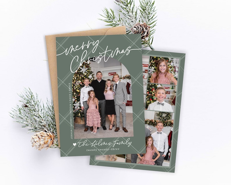 Może przedstawiać: Zielona i biała karta świąteczna w kratkę z kolażem zdjęć rodziny. Na karcie napisano "merry Christmas" i "The Holines Family twenty twenty-three".