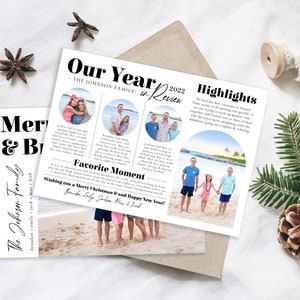 Puede incluir: Una tarjeta de Navidad blanca con una foto en blanco y negro de una familia en una playa. La tarjeta tiene el texto "Our Year in Review 2022 - The Johnson Family -" y "Highlights" con una descripci&oacute;n de su a&ntilde;o. La tarjeta tambi&eacute;n tiene el texto "Favorite Moment" y "Wishing you a Merry Christmas and Happy New Year!"