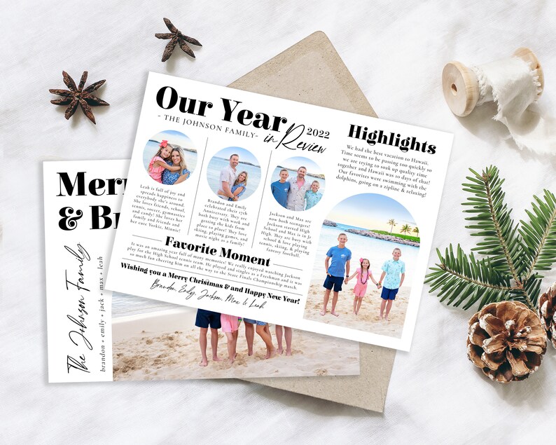 Puede incluir: Una tarjeta de Navidad blanca con una foto en blanco y negro de una familia en una playa. La tarjeta tiene el texto "Our Year in Review 2022 - The Johnson Family -" y "Highlights" con una descripci&oacute;n de su a&ntilde;o. La tarjeta tambi&eacute;n tiene el texto "Favorite Moment" y "Wishing you a Merry Christmas and Happy New Year!"