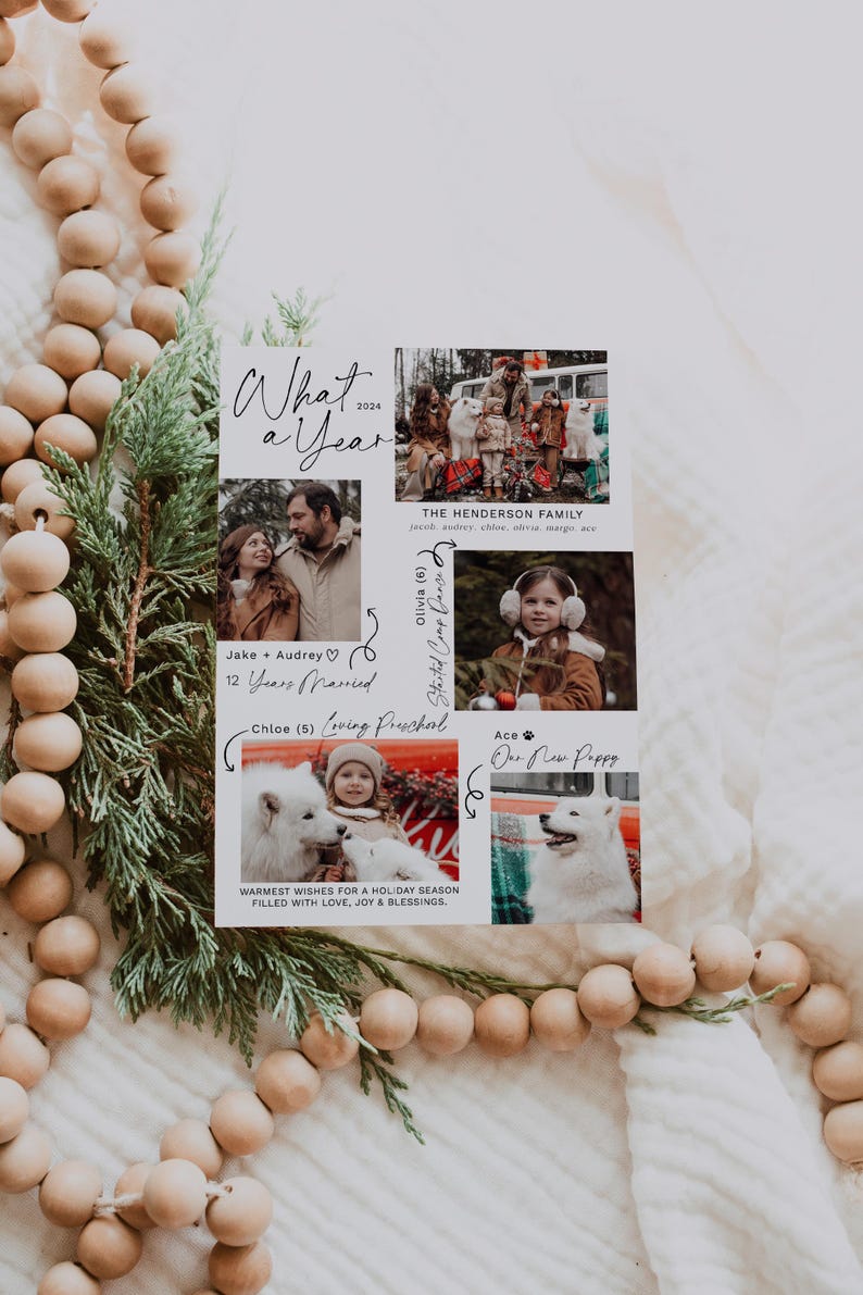 Pu&ograve; includere: Un biglietto di Natale con un ritratto di famiglia su sfondo bianco. Il biglietto include foto dei membri della famiglia e del loro cane, insieme ai loro nomi ed et&agrave;. Il testo "What a Year 2024" &egrave; in cima al biglietto. Il biglietto include anche il testo "Auguri pi&ugrave; cari per una stagione festiva piena di amore, gioia e benedizioni."