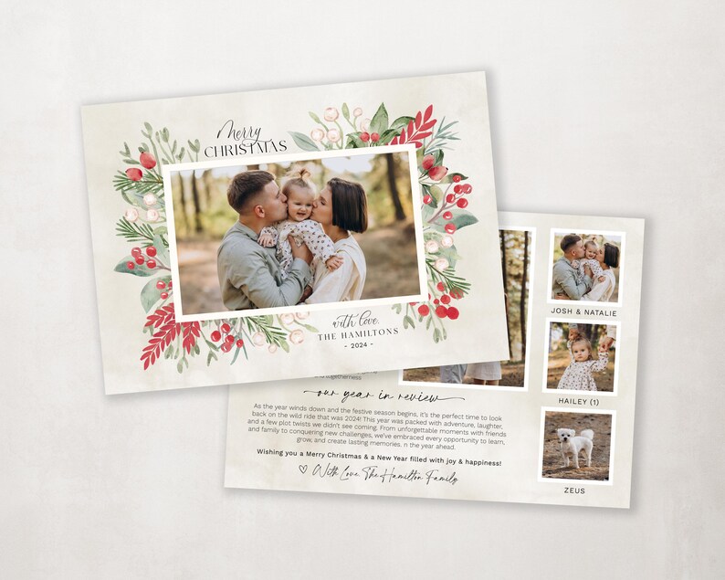 Pode incluir: Um cart&atilde;o de Natal com uma coroa de aquarela de folhagem e bagas vermelhas. O cart&atilde;o apresenta uma foto de fam&iacute;lia de um casal e seu filho, junto com uma mensagem que diz "Feliz Natal com amor The Hamilton's - 2024 -" e uma se&ccedil;&atilde;o de resumo do ano.