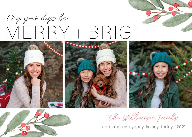 K&ouml;nnte beinhalten: Eine Weihnachtskarte mit einem Familienportr&auml;t und dem Text "May your days be MERRY + BRIGHT" und "The Williamson Family todd. aubrey. sydney. kelsey. teddy | 2021". Die Familie ist in Winterkleidung gekleidet und steht vor einem Weihnachtsbaum.