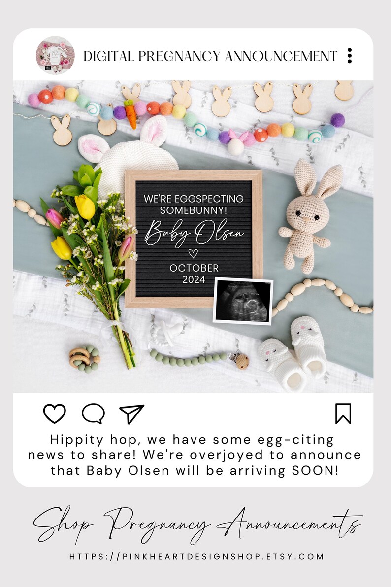 K&ouml;nnte beinhalten: Eine Schwangerschaftsanzeige mit einem Schild aus Schiefertafel, auf dem steht "We're eggspecting somebunny! Baby Olsen October 2024". Das Schild ist umgeben von einer Girlande aus bunten Filzkugeln, Holzhasenohren, einem Blumenstrau&szlig;, einem geh&auml;kelten Hasen, einem Ultraschallbild eines Babys und einem Paar wei&szlig;er Babyschuhe.