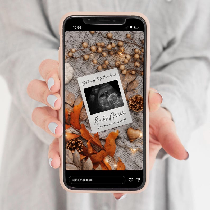 K&ouml;nnte beinhalten: Der Bildschirm eines Smartphones zeigt eine Baby-Ank&uuml;ndigung zum Thema Herbst. Die Ank&uuml;ndigung zeigt ein Ultraschallbild mit dem Text "Mach dich bereit, dich zu verlieben!" und "Baby Miller. Kommt im April 2025." Der Hintergrund der Ank&uuml;ndigung ist eine Collage aus Herbstbl&auml;ttern, Tannenzapfen und Lichterketten.