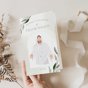 Peut inclure: Carte d'invitation de baptême avec le texte "Welcome to the Baptism of Taylor Wilson". La carte présente une illustration d'une figure en robes blanches avec les bras tendus, encadrée par une arche et du feuillage vert.