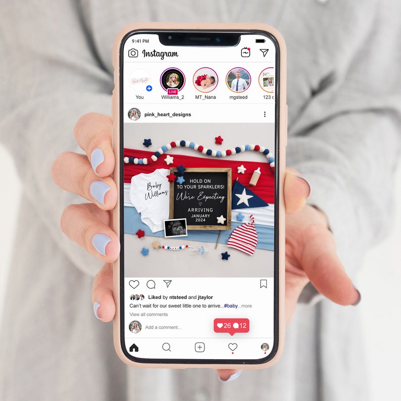 Puede incluir: La pantalla de un tel&eacute;fono inteligente que muestra una publicaci&oacute;n de Instagram anunciando la llegada de un beb&eacute;. La publicaci&oacute;n presenta un mameluco de beb&eacute; rojo, blanco y azul, un letrero de pizarra con el texto "&iexcl;Mantengan sus fuegos artificiales! Estamos esperando. Llegando en enero de 2024", y un gorro de beb&eacute; rojo, blanco y azul.