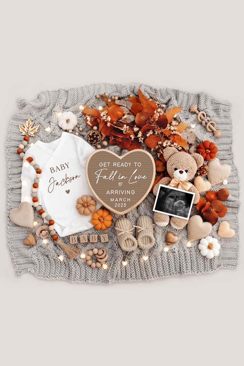 Puede incluir: Un anuncio de nacimiento con tem&aacute;tica oto&ntilde;al con un letrero de madera en forma de coraz&oacute;n que dice "Prep&aacute;rate para enamorarte" con una imagen de ultrasonido, un body de beb&eacute; que dice "Baby Jackson" y otras decoraciones de oto&ntilde;o.
