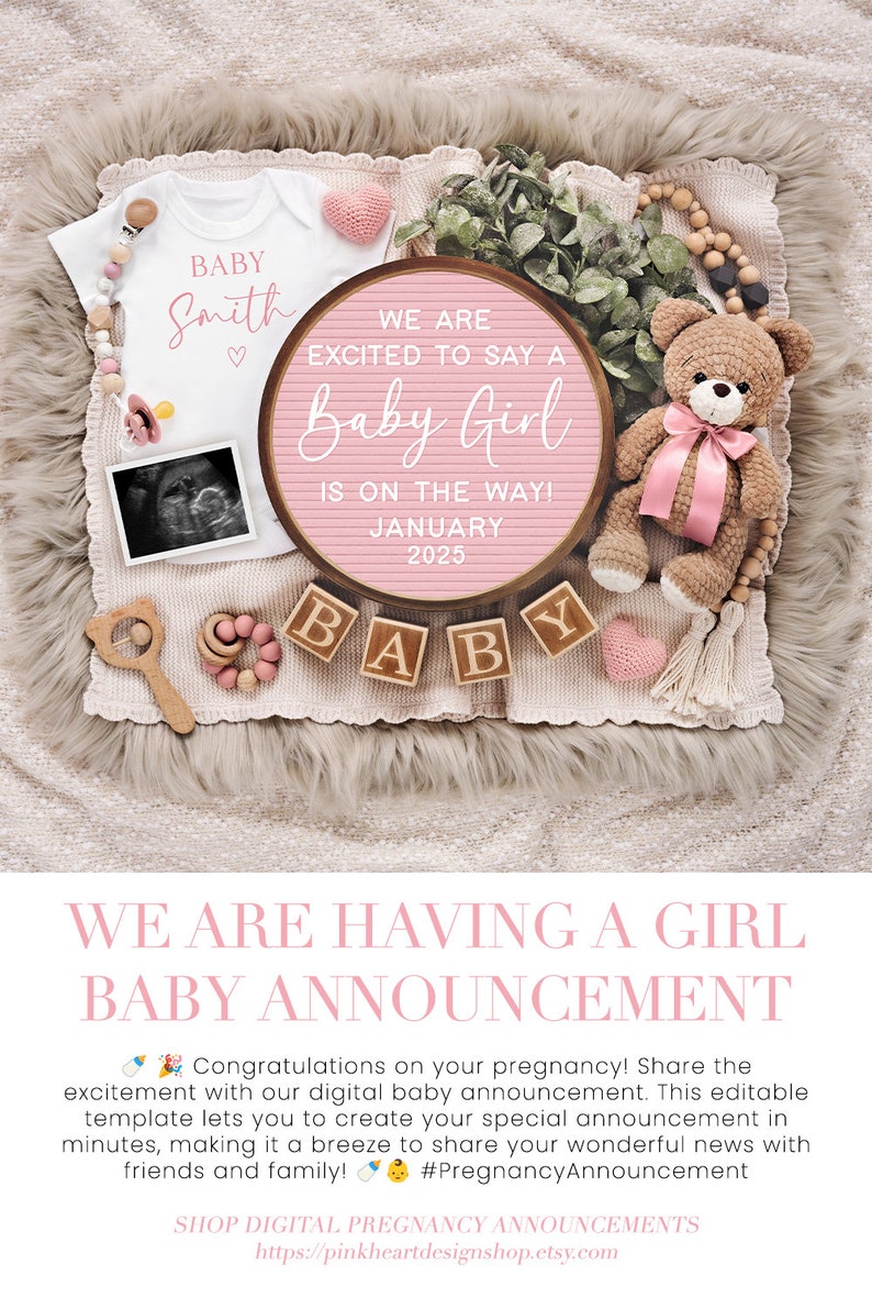 K&ouml;nnte beinhalten: Digitale Baby-Ank&uuml;ndigung in Rosa und Wei&szlig; mit einem rosa Buchstabenbrett, auf dem steht "Wir freuen uns, euch mitzuteilen, dass es ein M&auml;dchen wird! Januar 2025". Die Ank&uuml;ndigung ist umgeben von einem Teddyb&auml;r, einem Baby-Strampler, Holzbl&ouml;cken, die "BABY" buchstabieren, und einem Baby-Ultraschallbild.