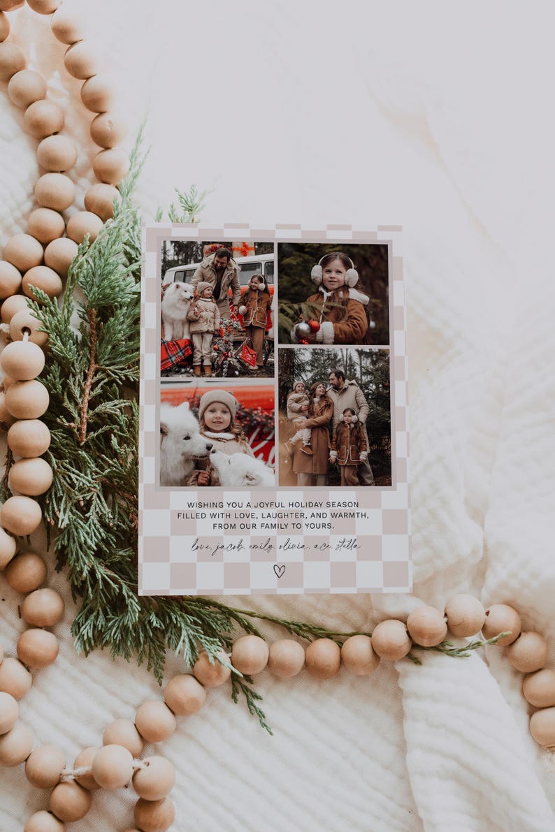Pu&ograve; includere: Un biglietto di Natale con uno sfondo a scacchi che presenta un collage di quattro foto di una famiglia con un cane. Il testo dice "Wishing you a joyful holiday season filled with love, laughter, and warmth, from our family to yours. love jacob emily olivia and stella ♡"