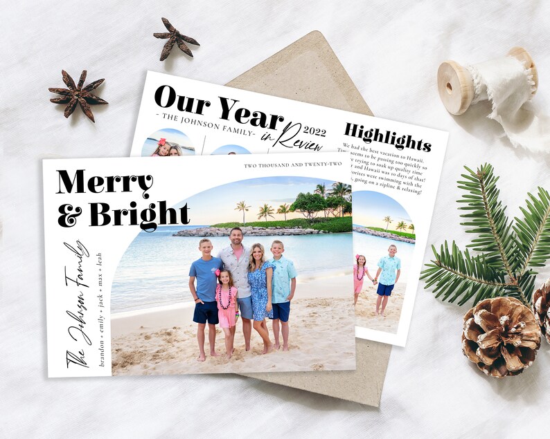 Puede incluir: Una tarjeta de Navidad con una familia de seis personas en una playa frente a una laguna tropical. La tarjeta tiene un fondo blanco con texto negro que dice "Merry & Bright" y "The Johnson Family". El texto "Our Year in Review 2022" tambi&eacute;n est&aacute; en la tarjeta.