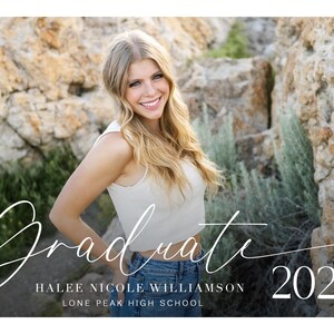 K&ouml;nnte beinhalten: Eine Abschlussanzeige mit einem Foto einer jungen Frau in einem wei&szlig;en Tanktop und blauen Jeans, die vor einem felsigen Hintergrund steht. Der Text "Graduate" ist in Kursivschrift geschrieben, darunter der Name "Halee Nicole Williamson" und "Lone Peak High School". Das Jahr "2024" ist in gro&szlig;er Schrift auf der rechten Seite des Bildes geschrieben.
