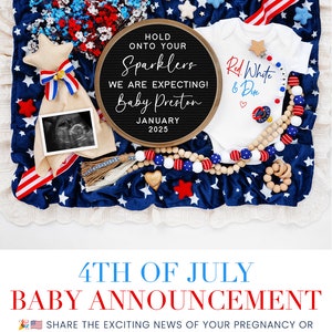 Op de afbeelding: Een baby-aankondiging met een 4 juli-thema met een letterbord waarop staat "Hold onto your sparklers, we are expecting Baby Preston, January 2025". Er is ook een wit rompertje met de tekst "Red, White & Due" inbegrepen.