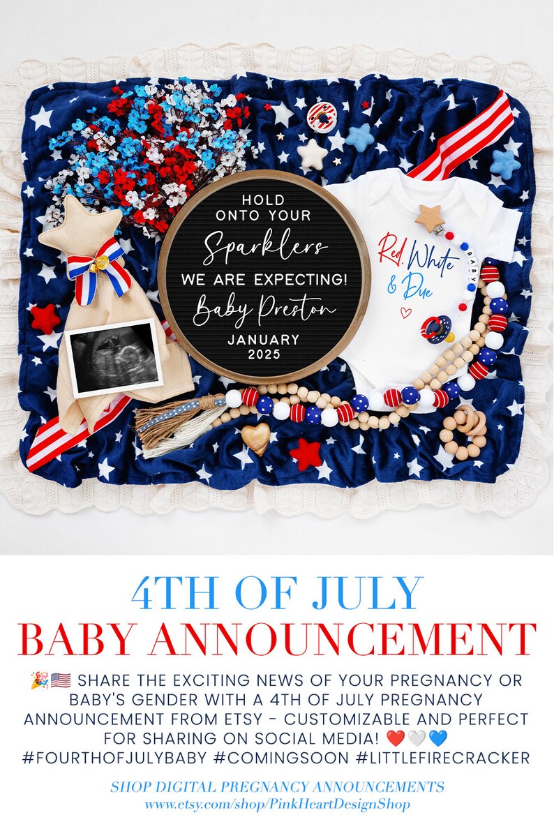 Op de afbeelding: Een baby-aankondiging met een 4 juli-thema met een letterbord waarop staat "Hold onto your sparklers, we are expecting Baby Preston, January 2025". Er is ook een wit rompertje met de tekst "Red, White & Due" inbegrepen.