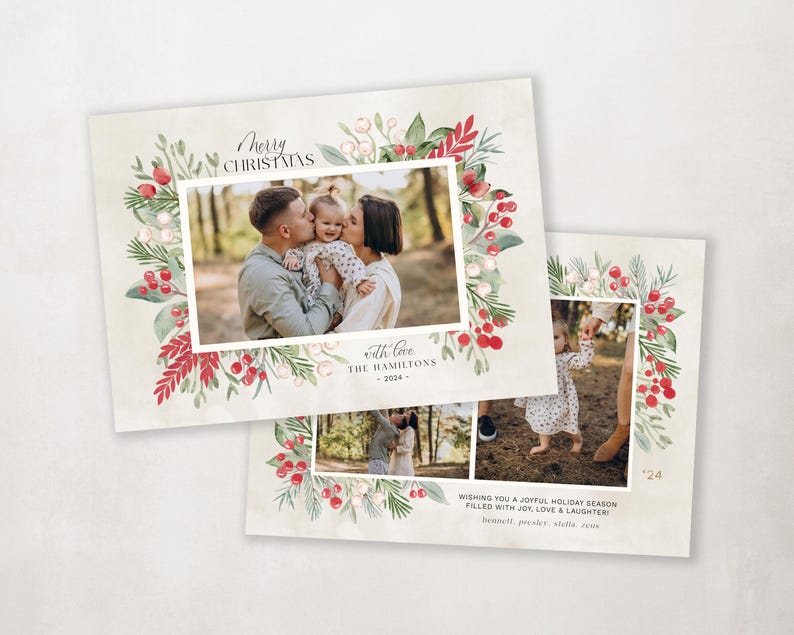 Pode incluir: Um cart&atilde;o de Natal com uma borda de aquarela de bagas vermelhas e folhas verdes. O cart&atilde;o apresenta tr&ecirc;s fotos de uma fam&iacute;lia, com o texto "Feliz Natal" e "com amor, Os Hamiltons, 2024" na parte superior e inferior do cart&atilde;o.