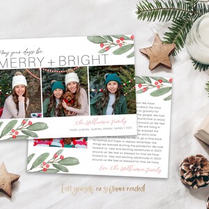 K&ouml;nnte beinhalten: Eine Weihnachtskarte mit einem Aquarelldesign aus Stechpalme und Beeren. Die Karte zeigt ein Familienfoto mit drei M&auml;dchen und einem Hund. Der Text auf der Karte lautet "May your days be Merry + Bright" und "The Williamson Family".