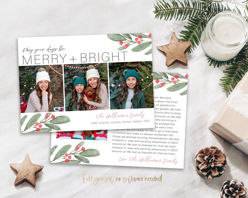 K&ouml;nnte beinhalten: Eine Weihnachtskarte mit einem Aquarelldesign aus Stechpalme und Beeren. Die Karte zeigt ein Familienfoto mit drei M&auml;dchen und einem Hund. Der Text auf der Karte lautet "May your days be Merry + Bright" und "The Williamson Family".