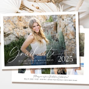 K&ouml;nnte beinhalten: Eine Graduation-Ank&uuml;ndigung mit einem Foto einer jungen Frau vor einer Steinmauer. Der Text lautet "Graduate 2025", "Halee Nicole Williamson" und "Lone Peak High School". Die Ank&uuml;ndigung enth&auml;lt auch Details f&uuml;r eine Graduation-Feier am 27. Mai 2023, von 18:00 bis 20:00 Uhr im Jensen Park Pavilion, 320 N Main Street.