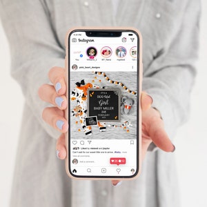 Puede incluir: Un anuncio de nacimiento en la pantalla de un tel&eacute;fono con tem&aacute;tica de Halloween. El anuncio presenta un tablero de letras negro con el texto "It's a BOO-tiful Girl Baby Miller Due February 2023". El tablero de letras est&aacute; rodeado de art&iacute;culos para beb&eacute;s con tem&aacute;tica de Halloween, como un mameluco, un elefante de peluche y ma&iacute;z dulce.