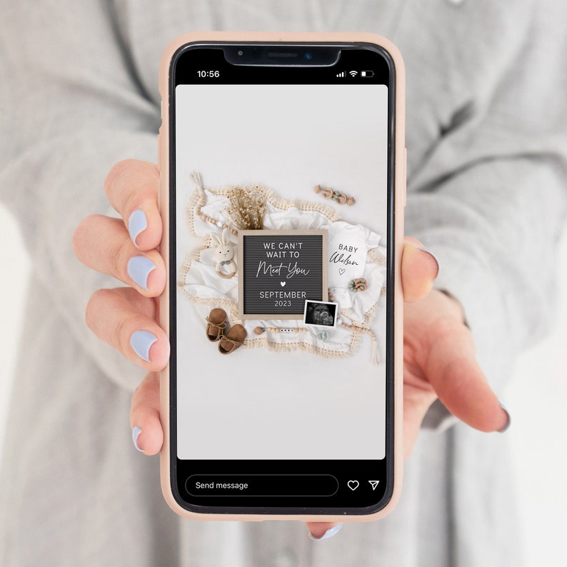 Puede incluir: Una pantalla de tel&eacute;fono inteligente muestra un anuncio de embarazo. El anuncio incluye una pizarra con el texto "We can't wait to meet you" y "September 2023", ropa de beb&eacute;, zapatos y una ecograf&iacute;a.