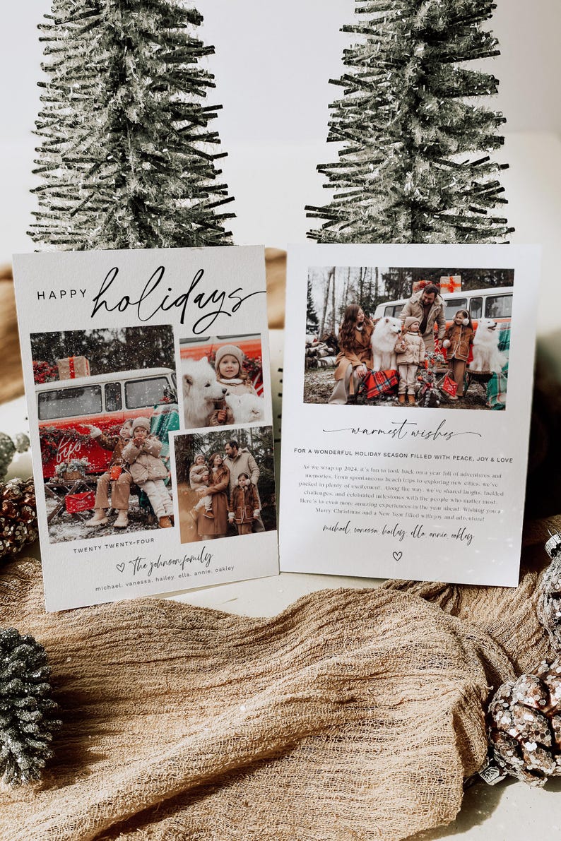 Pu&ograve; includere: Un biglietto di Natale con un collage di foto di famiglia in un furgone vintage. La carta ha uno sfondo bianco con testo nero che dice "Buon Natale" e "Auguri pi&ugrave; cari". Il testo include anche il nome della famiglia, "The Johnson Family", e l'anno, "Twenty Twenty-Four".