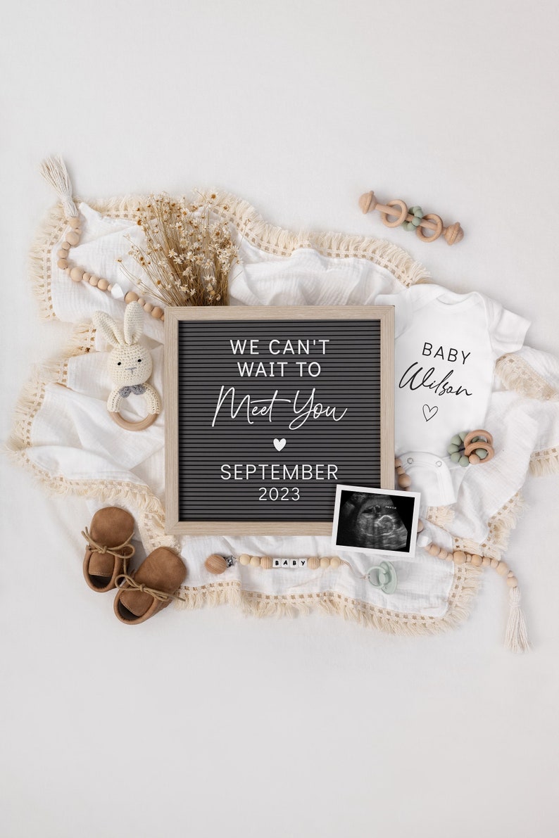 Puede incluir: Anuncio de beb&eacute; en dise&ntilde;o plano. Un tablero de letras gris dice "We can't wait to meet you September 2023". Un body blanco dice "Baby Wilson". Hay zapatos de beb&eacute;, una ecograf&iacute;a y juguetes de madera.