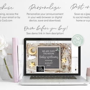 Peut inclure: Un ordinateur portable affichant une annonce num&eacute;rique pour une f&ecirc;te pr&eacute;natale. L'annonce est sur un tableau noir avec le texte "We are over the moon! Baby Williams arriving August 2023". L'ordinateur portable est sur une surface blanche avec une fleur blanche, une tasse rose et une pile de livres.