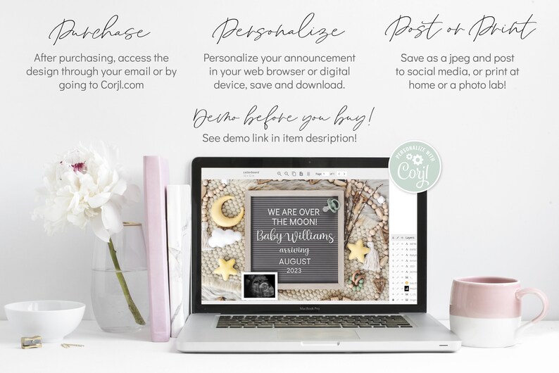 Peut inclure: Un ordinateur portable affichant une annonce num&eacute;rique pour une f&ecirc;te pr&eacute;natale. L'annonce est sur un tableau noir avec le texte "We are over the moon! Baby Williams arriving August 2023". L'ordinateur portable est sur une surface blanche avec une fleur blanche, une tasse rose et une pile de livres.