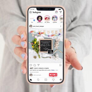 K&ouml;nnte beinhalten: Instagram-Post, der die Ankunft eines Babys ank&uuml;ndigt, mit einem Schild aus Schiefer, auf dem steht "We're Eggspecting Somebunny! Baby Olsen October 2024". Das Schild ist von einem Strau&szlig; gelber Tulpen, einem geh&auml;kelten Hasen und einer Girlande aus bunten Holzeiern umgeben.