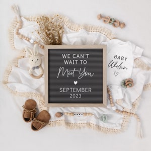 Puede incluir: Anuncio de beb&eacute; en tonos neutros con una pizarra de letras que dice "We can't wait to meet you September 2023". La imagen incluye un body blanco, zapatos de beb&eacute;, un chupete y un sonajero de conejito de ganchillo.