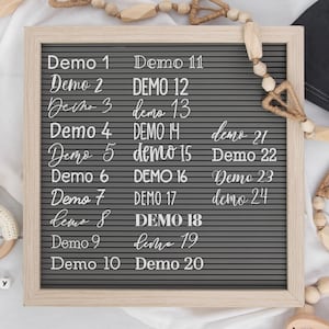 K&ouml;nnte beinhalten: Ein graues Buchstabenbrett mit wei&szlig;en Buchstaben, die "Demo 1" bis "Demo 24" buchstabieren. Die Buchstaben sind in zwei Spalten angeordnet, wobei die Zahlen von oben nach unten zunehmen.