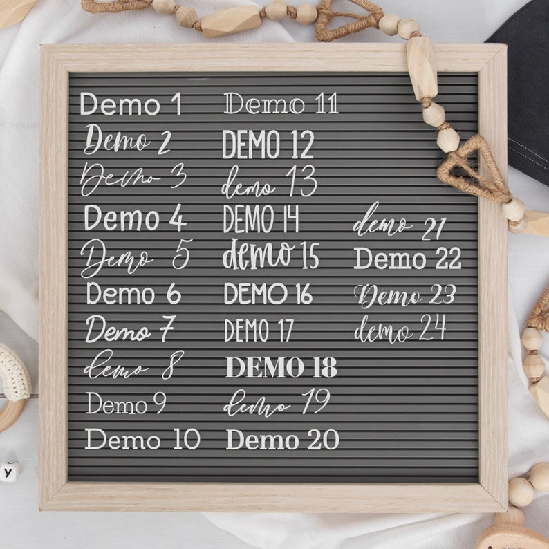 K&ouml;nnte beinhalten: Ein graues Buchstabenbrett mit wei&szlig;en Buchstaben, die "Demo 1" bis "Demo 24" buchstabieren. Die Buchstaben sind in zwei Spalten angeordnet, wobei die Zahlen von oben nach unten zunehmen.
