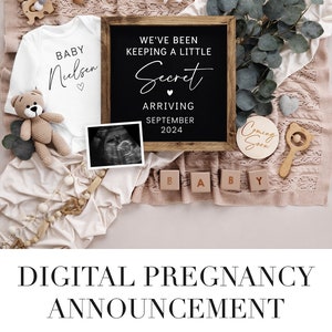 Op de afbeelding: Een digitale zwangerschapsaankondiging met een krijtbord waarop staat "We hebben een klein geheim bewaard, aankomst in september 2024". Het bord is omringd door een wit rompertje met de tekst "Baby Nielsen", een teddybeer, een echo en houten blokken die "baby" spellen.