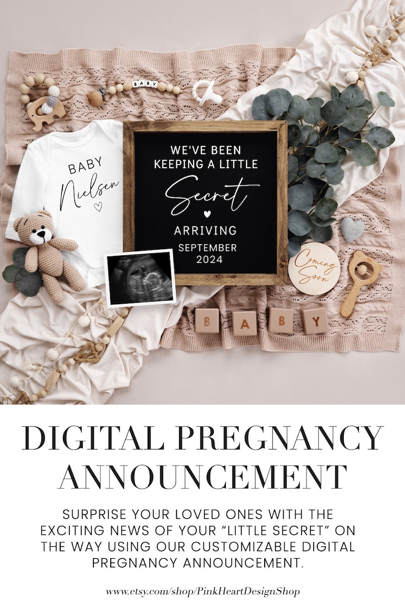 Op de afbeelding: Een digitale zwangerschapsaankondiging met een krijtbord waarop staat "We hebben een klein geheim bewaard, aankomst in september 2024". Het bord is omringd door een wit rompertje met de tekst "Baby Nielsen", een teddybeer, een echo en houten blokken die "baby" spellen.