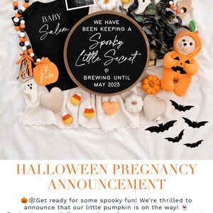 Puede incluir: Anuncio de embarazo de Halloween con un body negro que dice "Baby Salem" y un tablero de letras negro que dice "Hemos estado guardando un peque&ntilde;o secreto espeluznante hasta mayo de 2025".